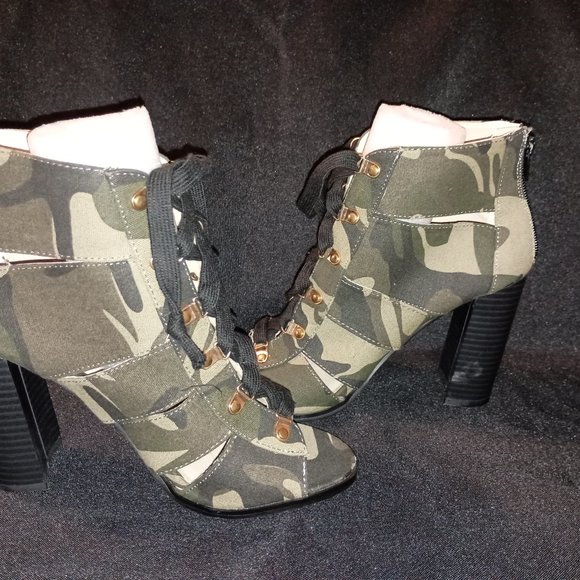 JustFab Shoes - (JUSTFAB) Zola Lace-Up Gladiator Chunky Heeled Bootie